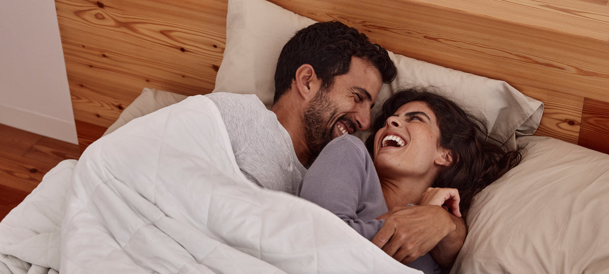 Un couple se réveille heureux sous blanky
