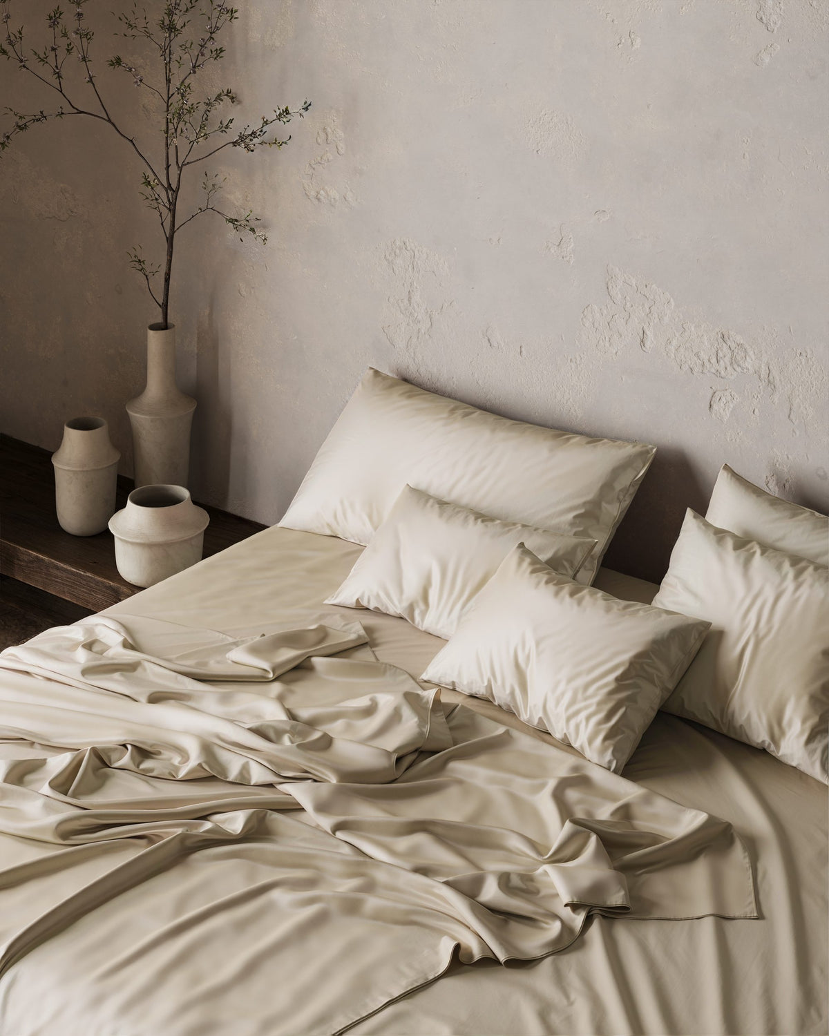 Lit défait dans une chambre paisible après une nouvelle nuit agitée